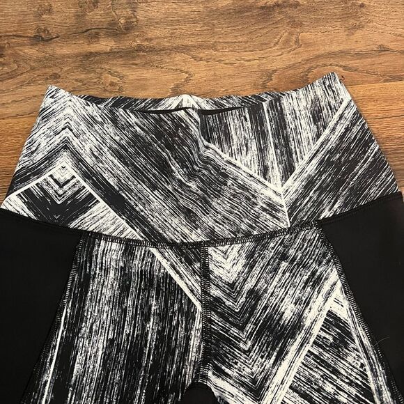 Lululemon Black/White Marble Cropped Leggings - Picture 4 of 7